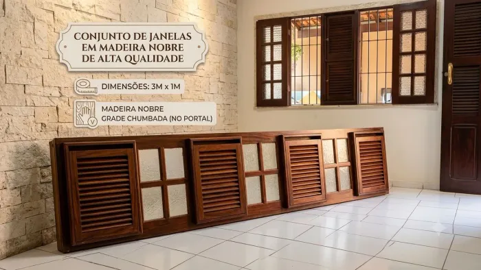 Janela de madeira nobre com grade