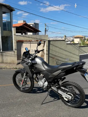 Vendo moto impecável ?