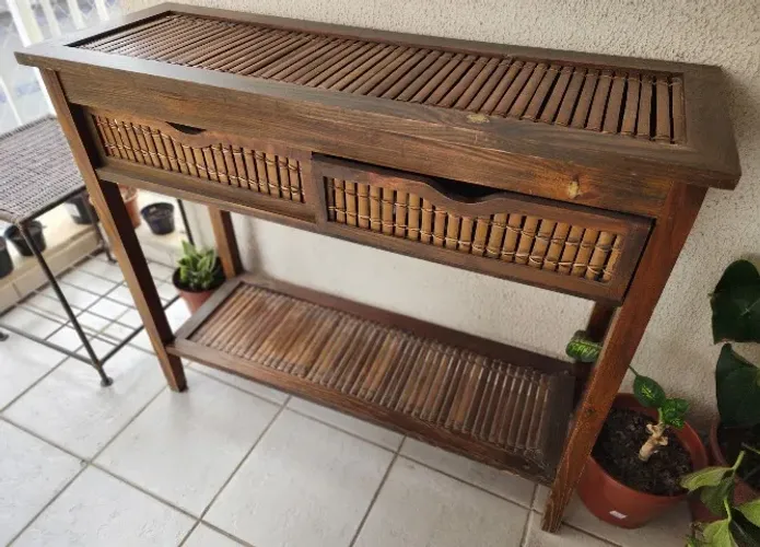 Aparador Rústico em Madeira e Bambu com 2 Gavetas, Bandejas e Prateleira (100x35cm)