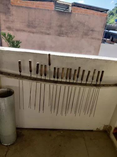 Espetos de madeira para churrasco