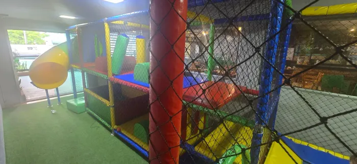 Parquinho com pula-pula e escorrega 8m