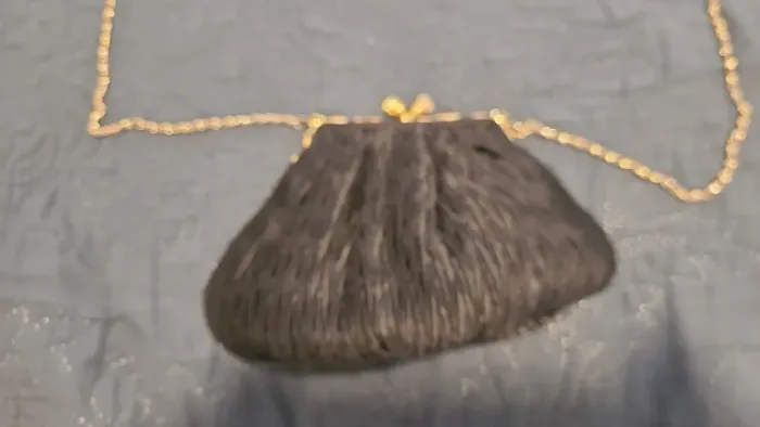 Bolsinha tipo clutch com fecho de pressão corrente metalica dourada