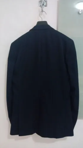 Vendo conjunto de terno cor azul marinho acompanha gravata preta e capa .
