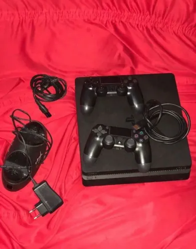 PS4 SLIM 1TB dois controles + 2 mídias físicas e 4 digitais + carregador de controle