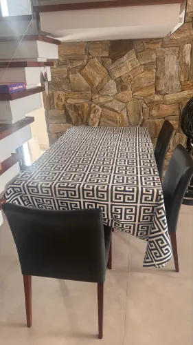 Mesa de 6 lugares com pé em madeira maciça e tampo de vidro quebrado.