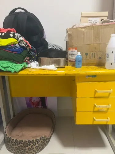Vendo mesa estudos amarela, 3 compartimentos grandes , com a chave da gaveta