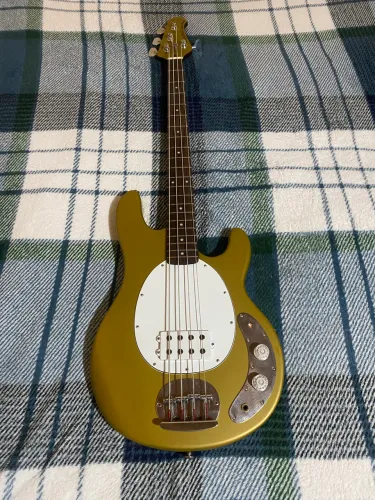 Baixo gianninni modelo music man. (analiso trocas).