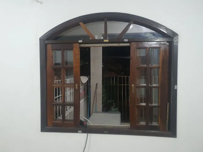 Janela de madeira maciça, usada.