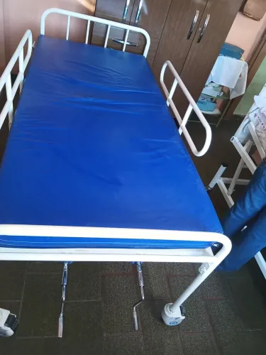 Cama hospitalar com duas  manivelas