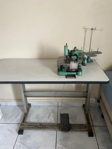 Máquina de Costura Overlock Estar - com Mesa e Pedal