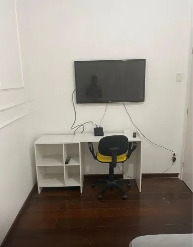 Alugo quarto para mulheres com emprego fixo