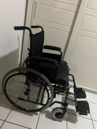 Cadeira de rodas com conjunto de elevação para pernas