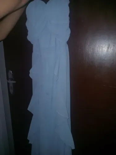 Vendo um vestido azul claro,em boas condições de uso, usado só uma noite