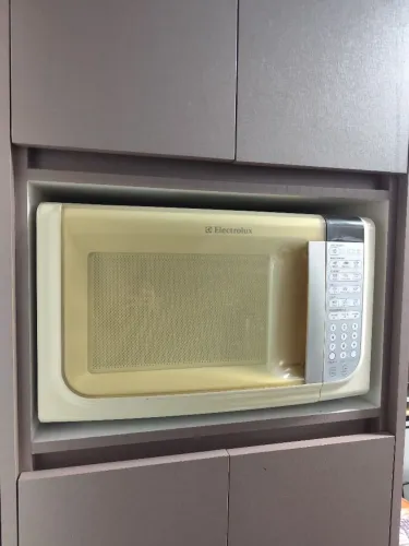 Micro-ondas Electrolux 31L (Com defeito na placa / Para peças)