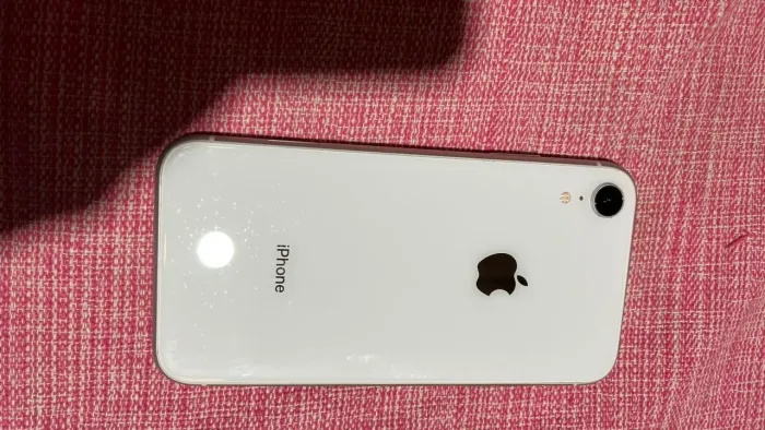 Vende-se iPhone XR em ótimas condições, único dono, todas as peças originais.