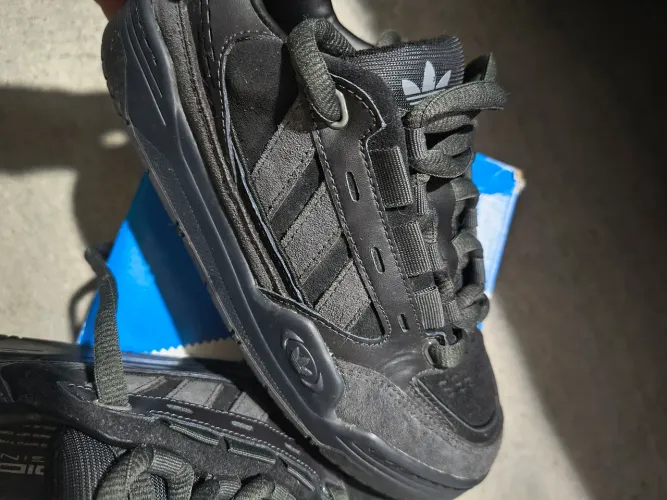 Tênis Adidas original tamanho 35, usado uma vez, vendendo prq ficou bem apertado. 