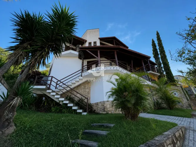 Casa de Alto Padrão com Piscina e 4 Quartos à Venda no Quintas das Avenidas  262m² de Conf