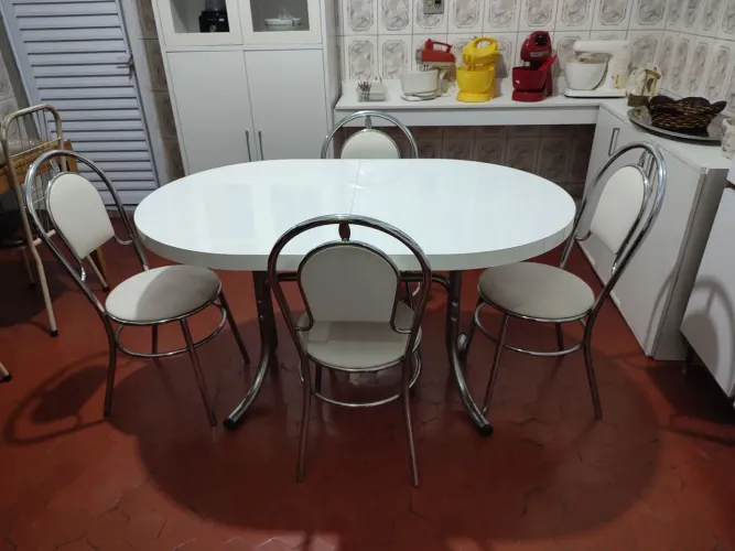 Mesa de jantar expansiva com 4 cadeiras 