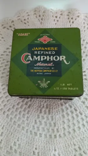 Lata antiga Asahi de cânfora japonesa.