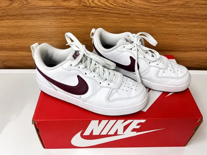 Tênis Nike Court Vision Low Original - Tam. 34 - Branco com Bordô