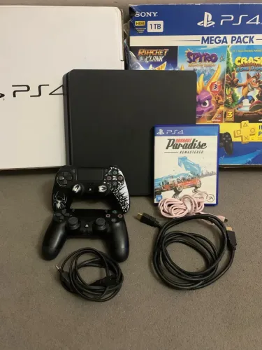 PS4 Slim 1TB Mega Pack + 2 Controles + Jogo Burnout Paradise + Caixas Originais*