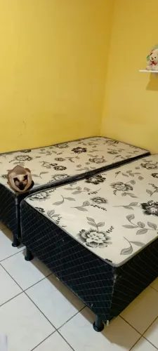 Duas base de cama de solteiro