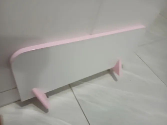 Prateleira branca e rosa.