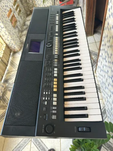 Teclado musical psr s 650 Yamaha  com vários ritmos 