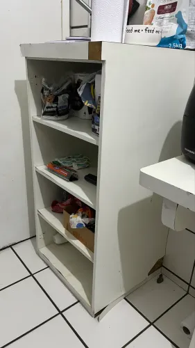 móvel com prateleiras 
