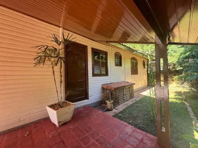 Casa com piscina e espaço gourmet com preco de oportunidade.