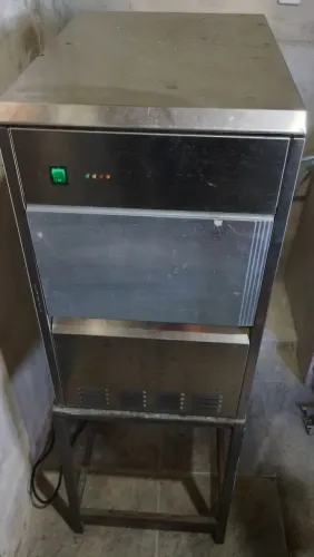 Máquina de gelo em cubo