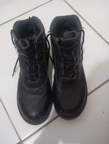 BOTA DE TRABALHO BONITA 42- 43