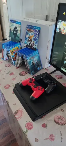 KIT COMPLETO: PS4 Slim Impecável + 14 Jogos de Peso + 2 Controles!