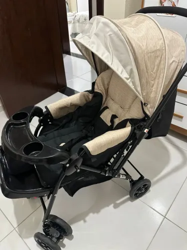 Carrinho de bebê semi-novo