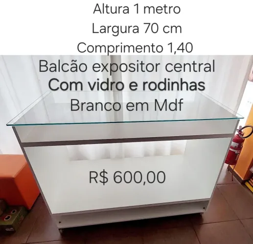 Balcão expositor com vidro e rodinhas