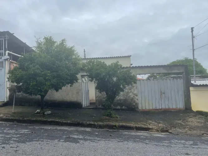 Excelente casa com 3 quartos e 6 vagas, no Tupi!!!