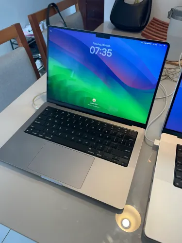 Macbook M1 Pro, Tela 14, 16GB RAM, SSD 512MB, Space Gray Bateria 82%, Normal