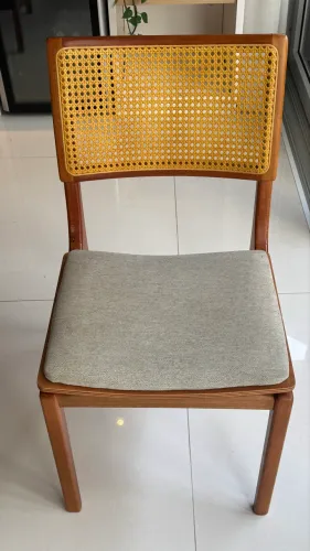 Seis cadeiras para mesa de jantar
