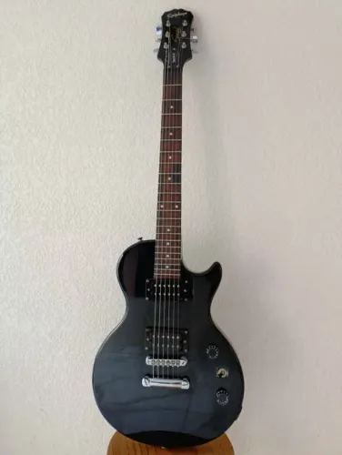 Guitarra Epiphone, cabo e case para transporte