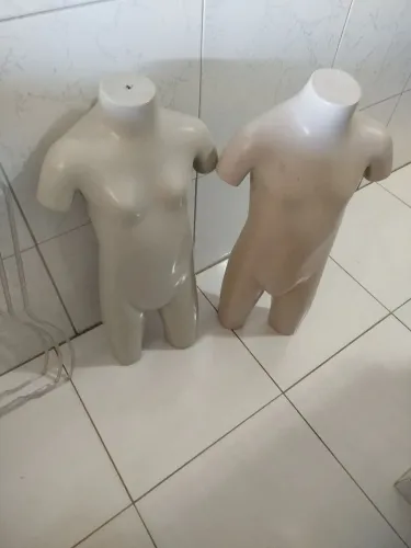 Manequim infantil masculino e feminino e 3 cabides para roupas