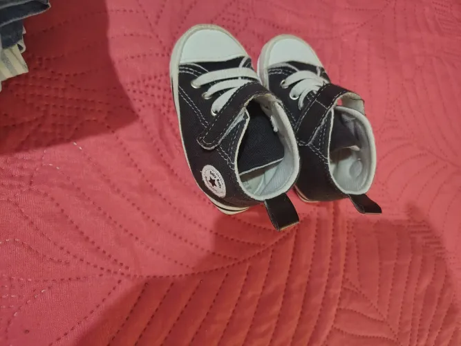 Roupinhas de bebê de 3 a 10 meses, sapatinho na numeração 19, canguru,