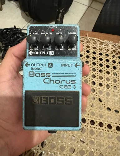 Pedal de baixo Boss bass chorus ceb-3