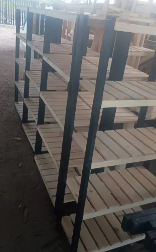 Pratileiras no feita no pinho de primeira qualidade para o seu comércio