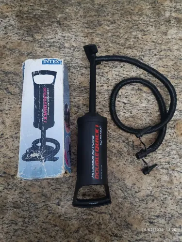 Bomba de Ar Manual marca Intex