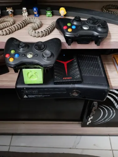 Xbox 360 com 2 controles e HD externo com 3 mil jogos