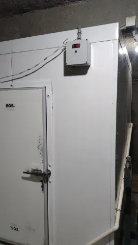 Câmara fria e balcão expositor em excelente estado de conservação 