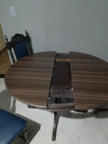 Mesa de jantar redonda em madeira + 4 cadeiras