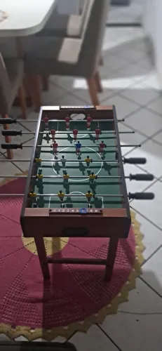Vendo essa mesinha toto lembrando infantil ela para crianças