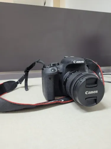Câmera Canon EOS 800D (T7i) + Lente 18-55mm + 2 Microfones de brinde(Pouquíssimo Uso