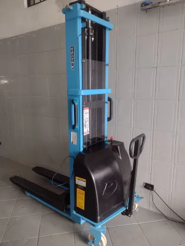 Empilhadeira semi-eletrica LE1034